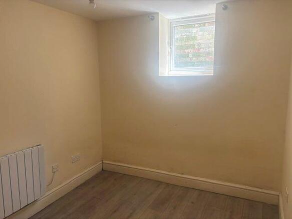 Flat 4, 37 Linkfield Street, Redhill, Surrey, RH1 6BW photo 4