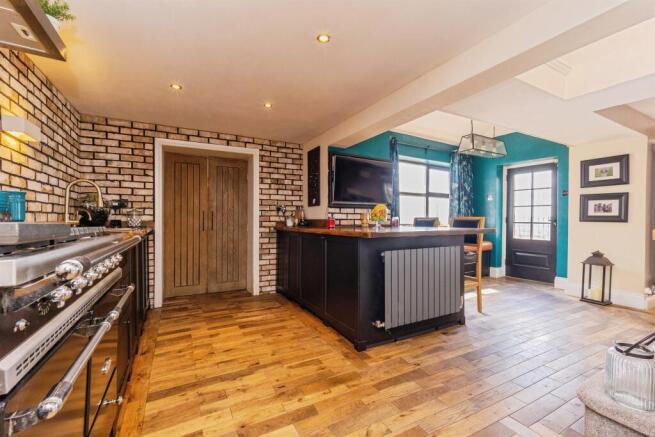 6 bed Detached for sale Image 5