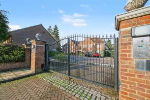 Flat 10, 32 Hambleden Place, Gills Hill, Radlett WD7 8BT