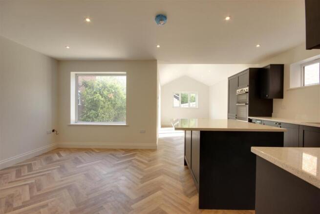 4 bed Detached for sale Image 5