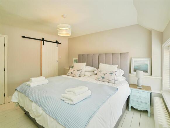 6 bed Semi-Detached for sale Image 11