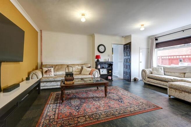 Lounge 1.jpg
