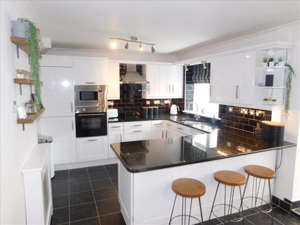 KITCHEN/DINING AREA