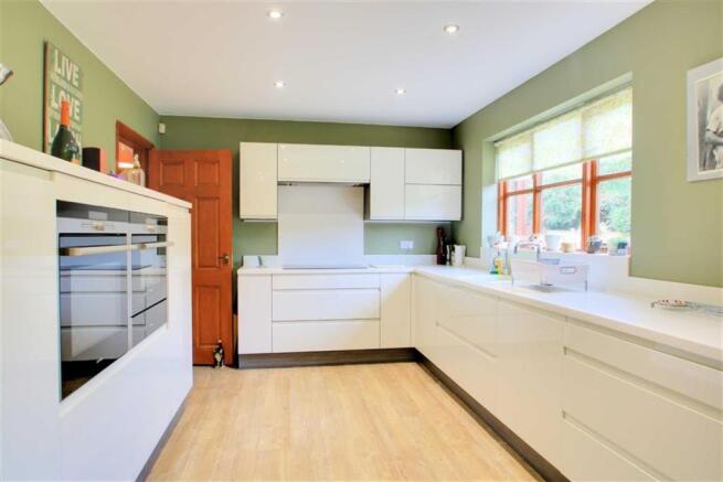 KITCHEN/BREAKFAST AR