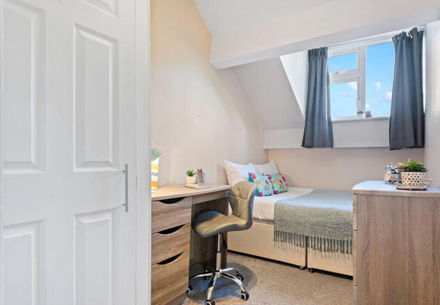 4 bed House to rent Image 4