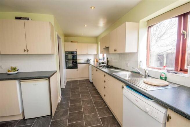 MODERN FITTED KITCHEN/BREAKFAST ROOM