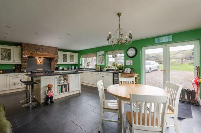 4 bed Detached for sale Image 7