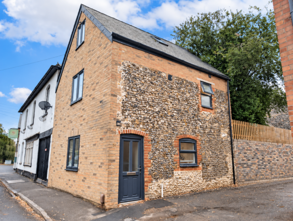 2-bed terraced on Chapel Street, Exning, £229,995
