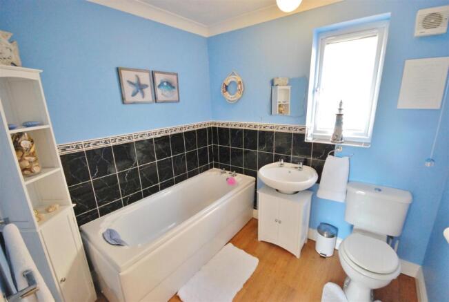 FAMILY BATHROOM: