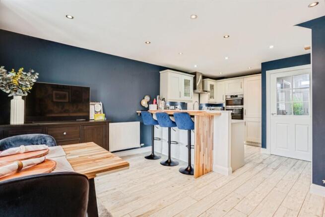 3 bed Semi-Detached for sale Image 4