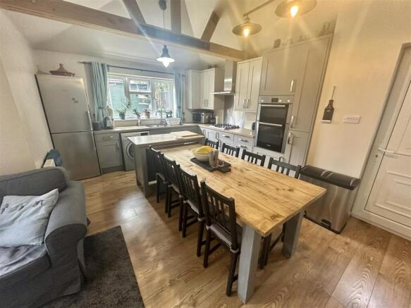 5 bed Semi-Detached for sale Image 11