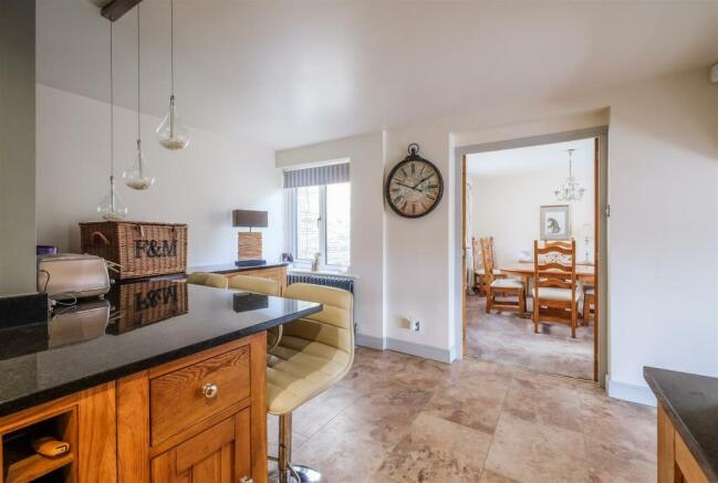 4 bed Detached for sale Image 8