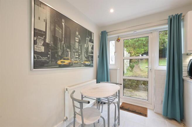 Prestbury Crescent, Banstead photo 4