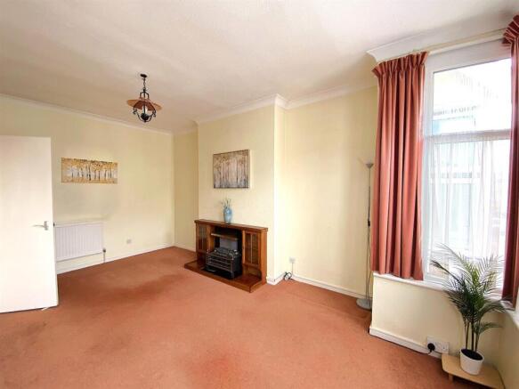 Flat 2, 31 Albany Road - Lounge2.jpg