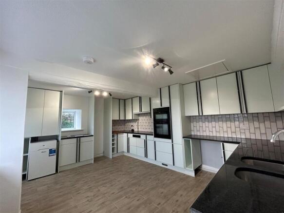 Kitchen (2).jpg