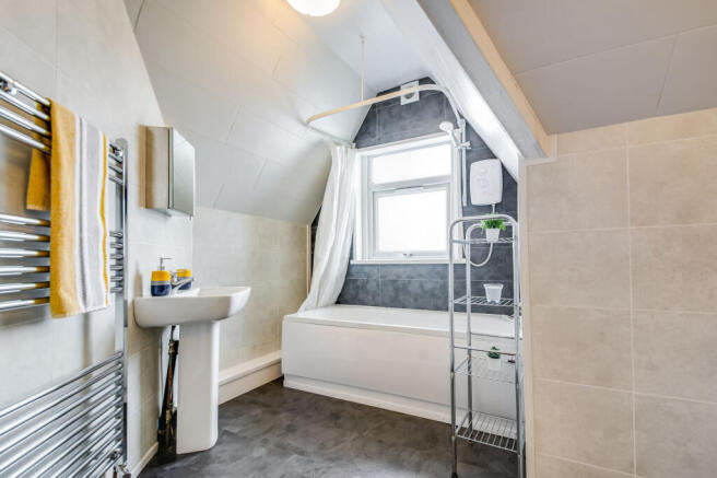 4 bed House to rent Image 12