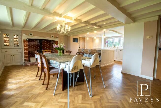 KITCHEN/DINING FAMILY ROOM