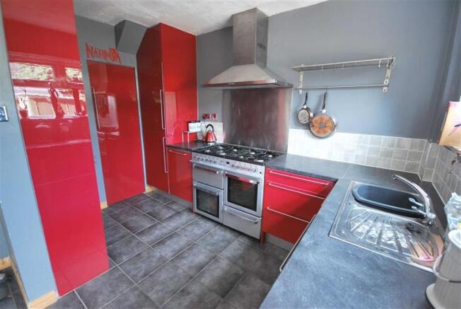 MODERN FITTED KITCHEN
