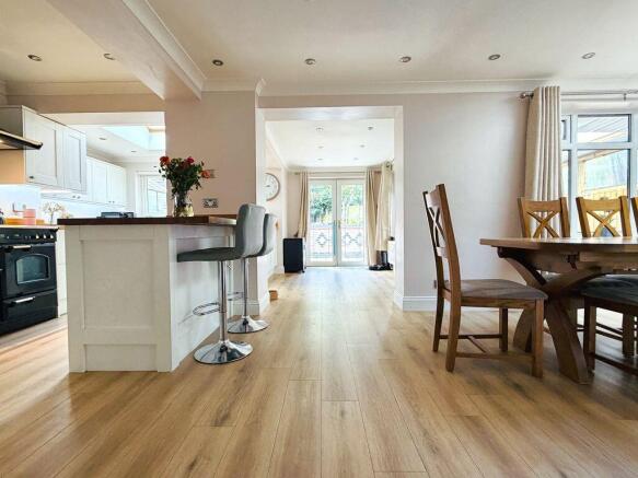 5 bed Semi-Detached for sale Image 4