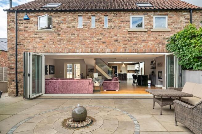 5 bed Detached for sale Image 6