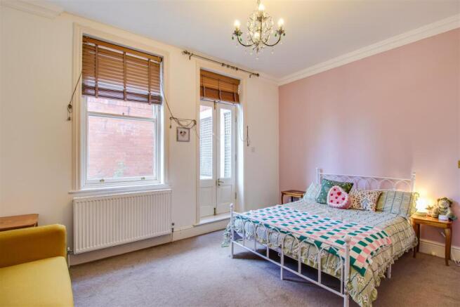4 bed Semi-Detached for sale Image 8