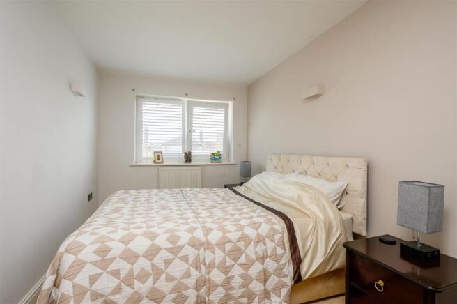 5 bed Semi-Detached for sale Image 9