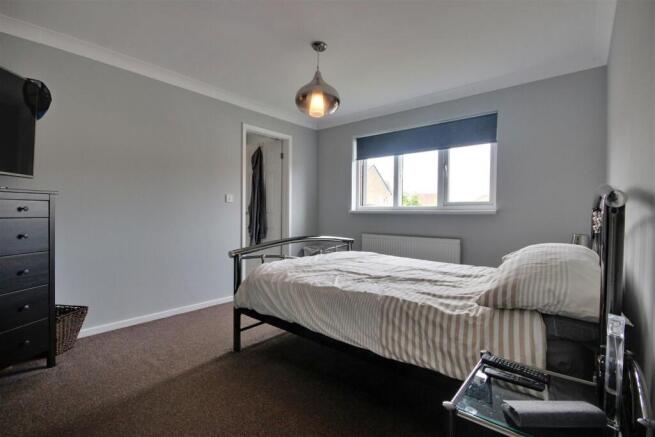 4 bed Detached for sale Image 12