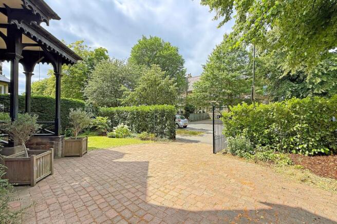 6 bed House for sale Image 9