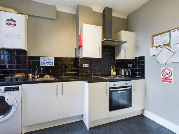 1 bed House Share to rent Image 5