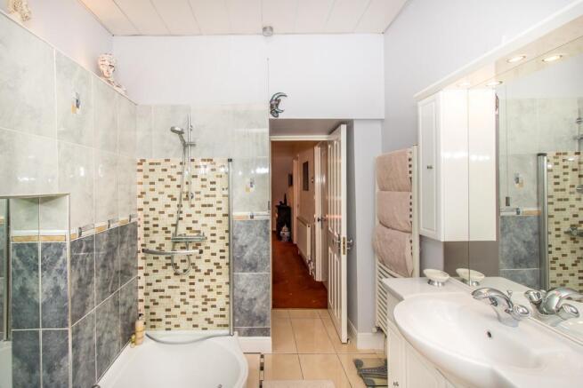 Family Bathroom2