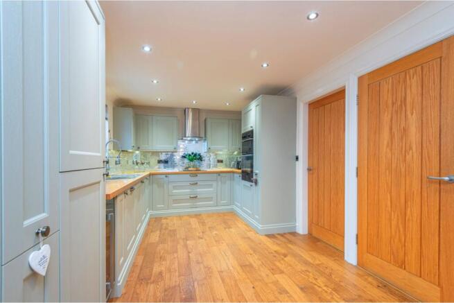 5 bed Detached for sale Image 5