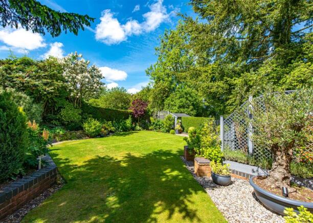 110 Springhill Lane-gdn2.jpg