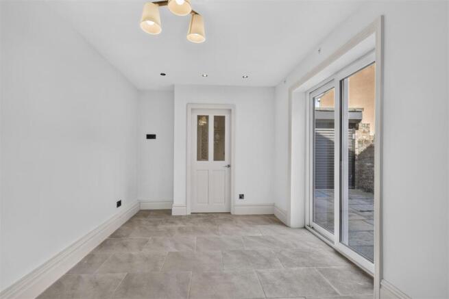 5 bed Semi-Detached for sale Image 6