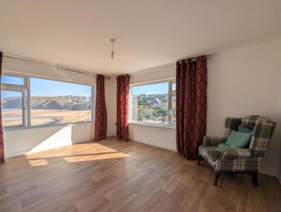 7 Riverside Court Lounge