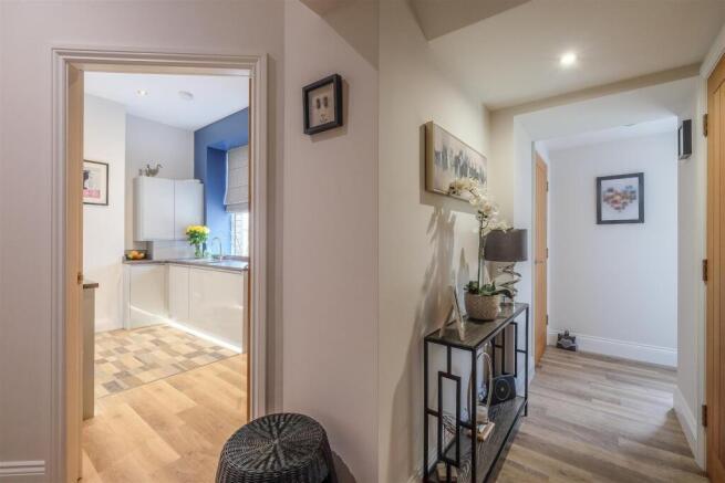 3 bed Apartment for sale Image 9