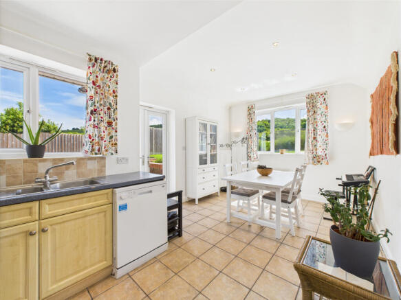 CAM02909G0-PR0417-STILL024