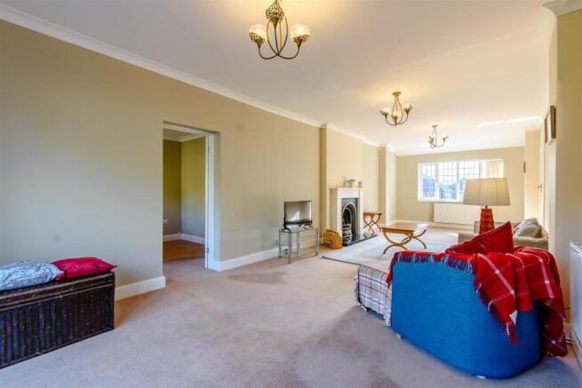 8439245-interior04.jpg