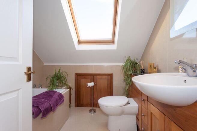 BATHROOM EN SUITE