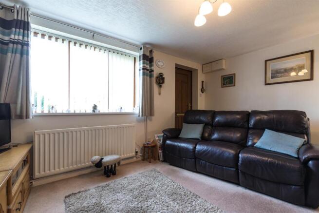 Lounge to front door.jpg