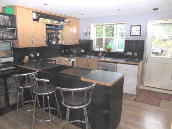 KITCHEN/DINING ROOM
