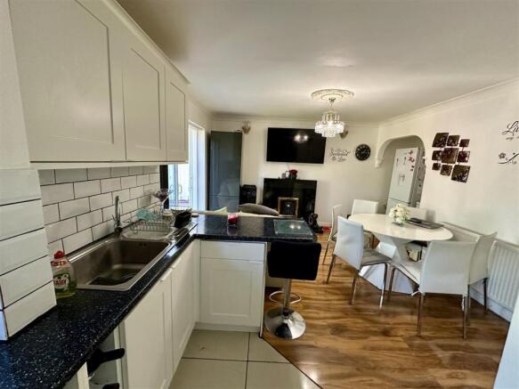 4 bed Detached for sale Image 7
