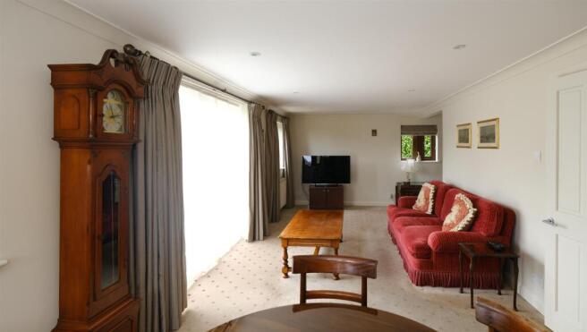 4 bed Detached for sale Image 9
