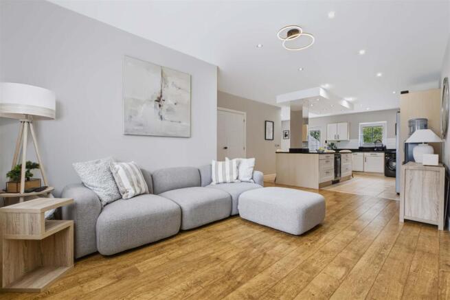 212 Dickens Heath Road 6.jpg