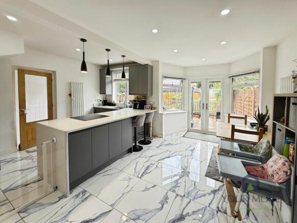 Kitchen/ Dining Room