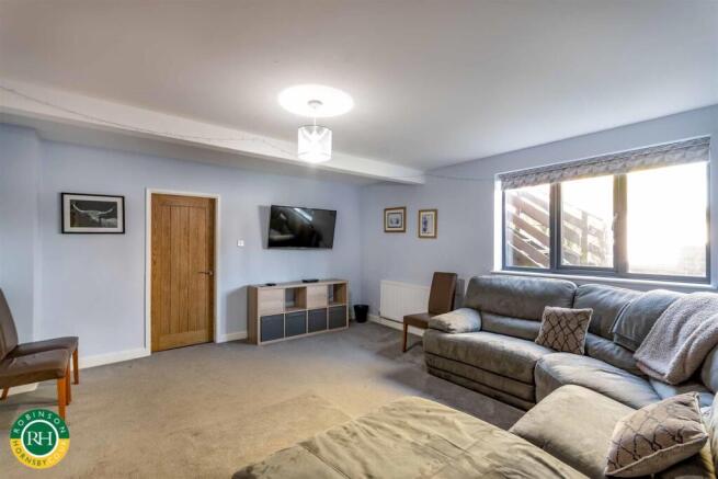 6 bed Detached for sale Image 7