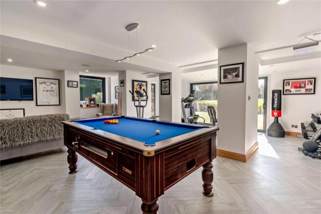 5 bed Detached for sale Image 11
