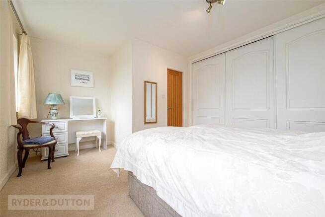 4 bed Bungalow for sale Image 12