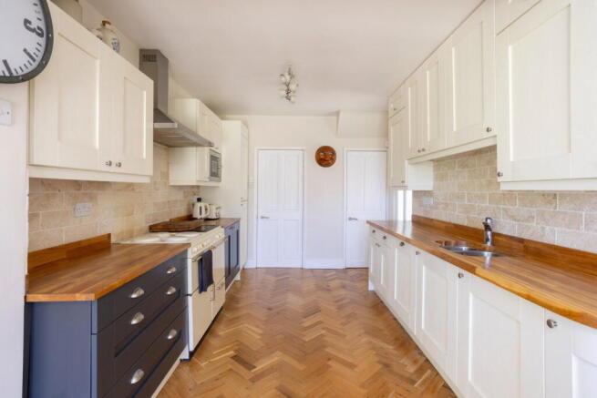 5 bed Detached for sale Image 9