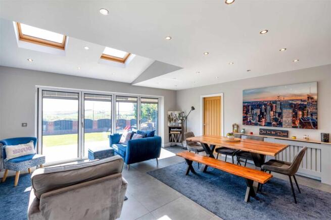 5 bed Detached for sale Image 9