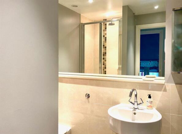 Master En Suite.jpg